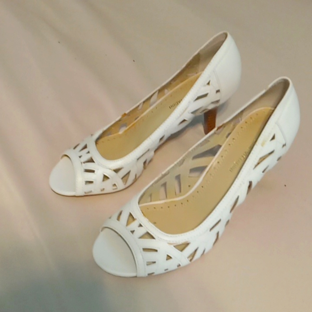 Adrienne Vittadini White High Heels 7.5